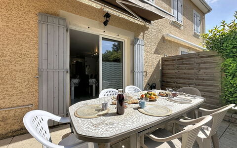Mas des Vignes - la Pimprenelle: Legna, Mobilia, Sedia, Mare, Appartamento, Balcone, Oceano, Shade, Mobili Da Esterno, Color Legno