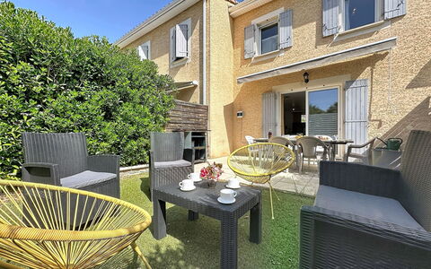 Mas des Vignes - la Pimprenelle: Legna, Mobilia, Sedia, Mare, Appartamento, Balcone, Oceano, Shade, Mobili Da Esterno, Color Legno