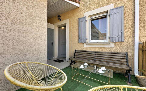 Mas des Vignes - la Pimprenelle: Legna, Mobilia, Sedia, Mare, Appartamento, Balcone, Oceano, Shade, Mobili Da Esterno, Color Legno