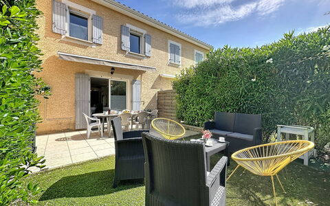 Mas des Vignes - la Pimprenelle: Legna, Mobilia, Sedia, Mare, Appartamento, Balcone, Oceano, Shade, Mobili Da Esterno, Color Legno