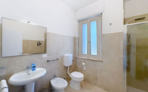 La Casetta di Palmira: Pavimentazione, Idraulico Fixture, Pavimento, Lavello, Idraulico, Bagno, Interior Design, Lavandino Del Bagno, Rubinetto, Gabinetto