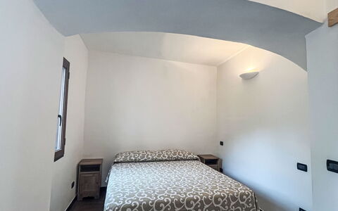 Ca Dell'Andre: Parete, Camera Da Letto, Interior Design, Pavimento, Lenzuolo, Bedding, Soffitto, Appartamento, Letto, Telaio Del Letto