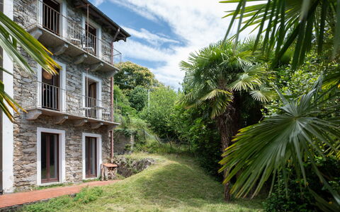 Malpaga: Zona Residenziale, Casa, Balcone, Estate, Landscaping, Cortile, Villa, Backyard, Hacienda