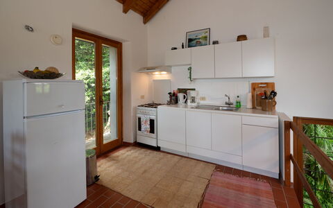 Malpaga: Pavimentazione, Interior Design, Legna, Cucina, Mobilia, Pavimento, Elettrodomestico Da Cucina, Controsoffitto, Soffitto, Apparecchio Major