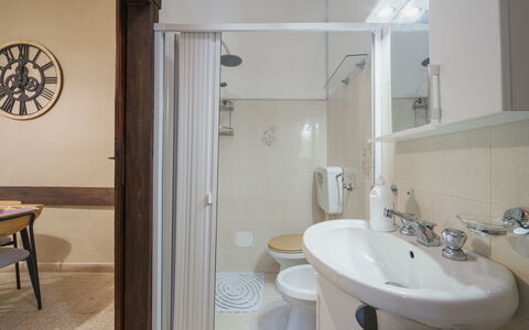 Nido nel Centro: Lavandino Del Bagno, Idraulico Fixture, Parete, Bagno, Interior Design, Gabinetto, Lavello, Pavimentazione, Pavimento, Toilet Seat