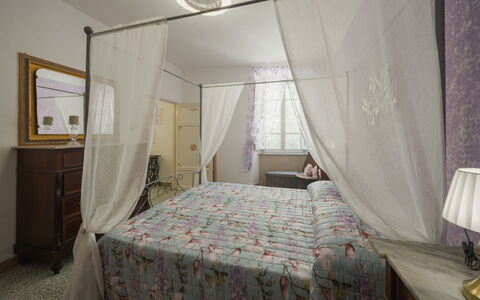 Nido nel Centro: Mobilia, Interior Design, Letto, Camera Da Letto, Biancheria, Bedding, Camera, Pavimento, Lenzuolo, Soffitto