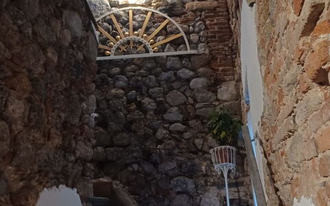 Nido nel Centro: Parete, Le Scale, Muro ​​Di Pietra, Corrimano, Pianta Della Casa, Balcone, Colonna, Vaso Di Fiori