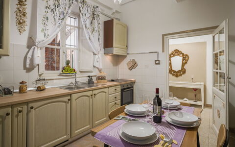 Nido nel Centro: Mobilia, Interior Design, Legna, Pavimentazione, Cabinetry, Camera, Cucina, Soffitto, Illuminazione, Pavimento