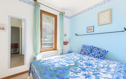 La Molletta: Blu, Interior Design, Parete, Camera Da Letto, Pavimento, Legna, Pavimentazione, Mobilia, Letto, Camera