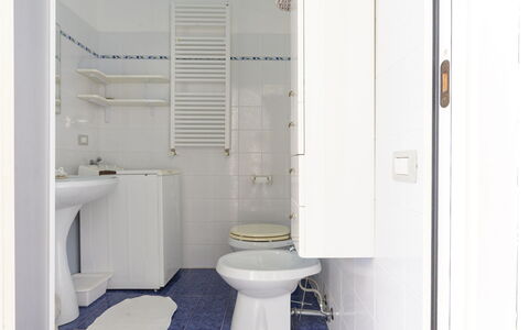 La Molletta: Toilet Seat, Pavimentazione, Pavimento, Bagno, Gabinetto, Idraulico Fixture, Interior Design, Lavello, Camera, Piastrella