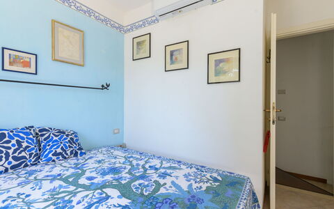 La Molletta: Blu, Interior Design, Parete, Camera Da Letto, Pavimento, Pavimentazione, Mobilia, Lenzuolo, Letto, Tessile