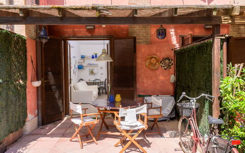 La Molletta: Parete, Vaso Di Fiori, Porta, Mobilia, Pianta Della Casa, Sedia, Mobili Da Esterno, Bicicletta, Brick, Tavolo Esterno