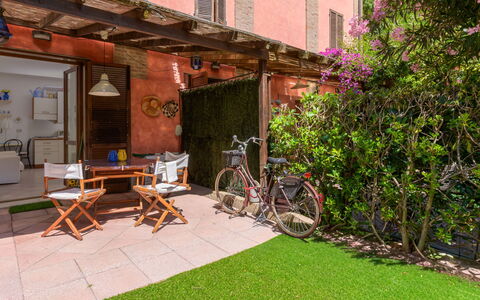 La Molletta: Arbusto, Casa, Giardino, Mobilia, Backyard, Porta, Vaso Di Fiori, Cortile, Sedia, Mobili Da Esterno