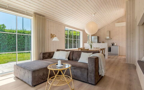 Väinö - 300M from the Sea: Pavimento In Legno, Pavimentazione, Pavimento, Interior Design, Legna, Pavimento Laminato, Divano, Soffitto, Mobilia, Soggiorno