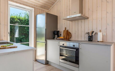 Väinö - 300M from the Sea: Pavimentazione, Legna, Pavimento, Interior Design, Elettrodomestico Da Cucina, Cucina, Soffitto, Pavimento In Legno, Controsoffitto, Apparecchio Major