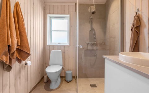 Väinö - 300M from the Sea: Pavimentazione, Pavimento, Legna, Toilet Seat, Idraulico Fixture, Gabinetto, Bagno, Interior Design, Idraulico, Soffitto