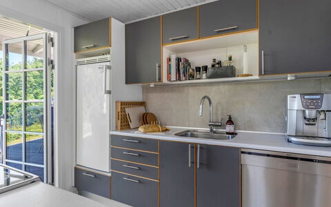 Leea - 100M from the Sea: Cucina, Elettrodomestico Da Cucina, Controsoffitto, Apparecchio Major, Interior Design, Cabinetry, Pavimentazione, Legna, Lavandino Della Cucina, Mobilia