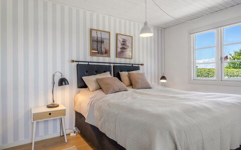 Leea - 100M from the Sea: Camera Da Letto, Letto, Bedding, Legna, Interior Design, Lenzuolo, Pavimento, Pavimentazione, Biancheria, Mobilia