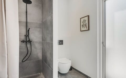 Adrian - 500M from the Sea: Parete, Pavimentazione, Pavimento, Interior Design, Bagno, Idraulico Fixture, Gabinetto, Soffitto, Camera, Piastrella