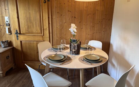 Chez Teddy Ug: Mobilia, Interior Design, Legna, Tavolo, Sala Da Pranzo, Pavimentazione, Sedia, Cucina & Sala Da Pranzo Tavolo, Illuminazione, Camera