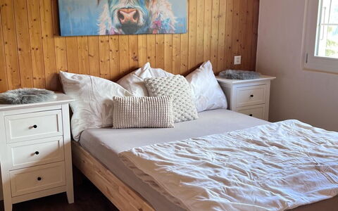 Chez Teddy Ug: Mobilia, Letto, Camera Da Letto, Interior Design, Bedding, Pavimentazione, Lenzuolo, Legna, Pavimento, Biancheria