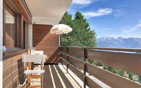 Résidence Croix de Coeur: Legna, Balcone, Portico, Shade, Mobili Da Esterno, Latifoglie, Sedia, Color Legno, Deck, Illuminazione Diurna