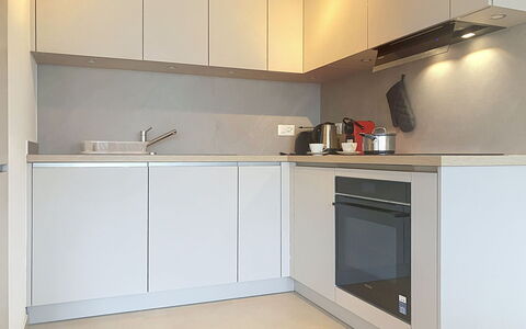 Résidence Croix de Coeur: Cucina, Elettrodomestico Da Cucina, Controsoffitto, Cabinetry, Interior Design, Apparecchio Major, Pavimentazione, Legna, Mobilia, Pavimento