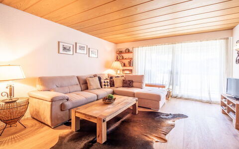 Haus Ner A1: Mobilia, Interior Design, Pavimentazione, Pavimento In Legno, Pavimento, Legna, Divano, Soffitto, Soggiorno, Camera