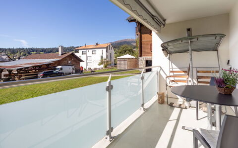 Haus Ner A1: Balcone, Appartamento, Corrimano, Sedia, Shade, Portico, Illuminazione Diurna, Villa, Mobili Da Esterno, Deck