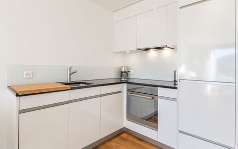 Taviarna Laax 4.5: Cucina, Elettrodomestico Da Cucina, Pavimentazione, Controsoffitto, Interior Design, Apparecchio Major, Legna, Cabinetry, Pavimento, Elettrodomestico