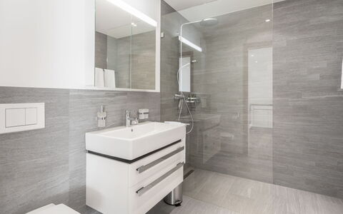 Taviarna Laax 4.5: Pavimentazione, Pavimento, Interior Design, Bagno, Idraulico Fixture, Piastrella, Lavello, Lavandino Del Bagno, Mobiletto Del Bagno, Idraulico