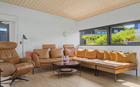 Sedine - 500M from the Sea: Mobilia, Interior Design, Pavimentazione, Pavimento, Legna, Pavimento In Legno, Soffitto, Divano, Illuminazione, Soggiorno