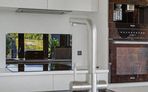 Sedine - 500M from the Sea: Elettrodomestico Da Cucina, Cucina, Interior Design, Legna, Elettrodomestico, Apparecchio Major, Controsoffitto, Illuminazione, Pavimentazione, Cabinetry
