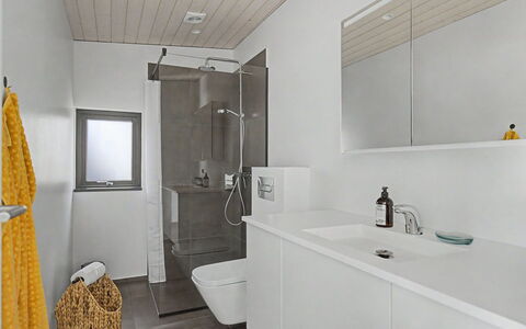 Sedine - 500M from the Sea: Pavimentazione, Bagno, Pavimento, Idraulico Fixture, Interior Design, Parete, Lavello, Soffitto, Rubinetto, Mobiletto Del Bagno