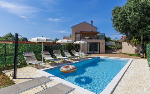Di Gigi: Piscina, Zona Residenziale, Terme, Ricorrere, Materiale Composito, Tempo Libero, Estate, Erba Sintetica, Hacienda, Villa