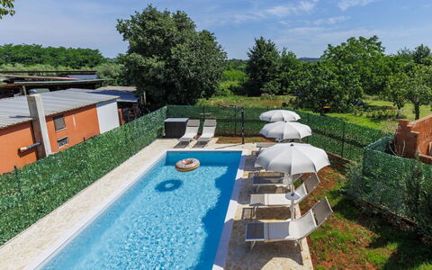 Di Gigi: Piscina, Zona Residenziale, Terme, Ricorrere, Materiale Composito, Tempo Libero, Estate, Erba Sintetica, Hacienda, Villa
