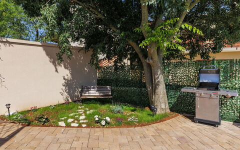 Di Gigi: Piscina, Zona Residenziale, Terme, Ricorrere, Materiale Composito, Tempo Libero, Estate, Erba Sintetica, Hacienda, Villa