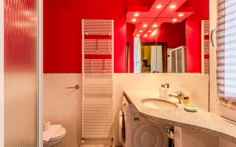 Tiny Loft: Interior Design, Pavimentazione, Parete, Pavimento, Idraulico Fixture, Soffitto, Illuminazione, Camera, Idraulico, Bagno