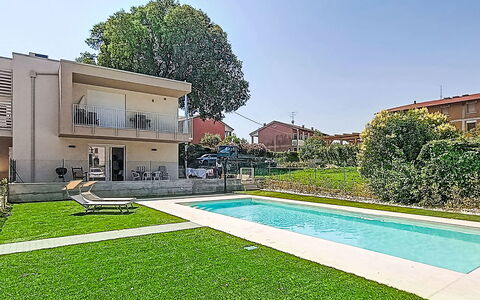 Residence Borgo Marinoni - Due: Piscina, Zona Residenziale, Terme, Ricorrere, Materiale Composito, Tempo Libero, Estate, Erba Sintetica, Hacienda, Villa