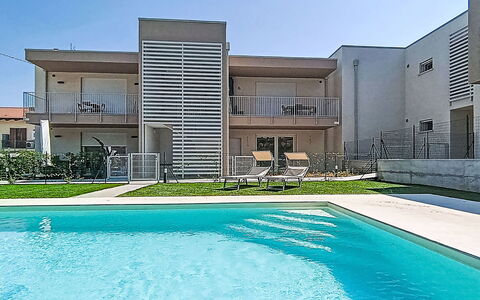 Residence Borgo Marinoni - Due: Piscina, Zona Residenziale, Terme, Ricorrere, Materiale Composito, Tempo Libero, Estate, Erba Sintetica, Hacienda, Villa