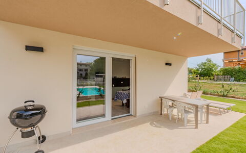 Annamaria: Pavimento, Shade, Balcone, Giardino, Estate, Color Legno, Cortile, Landscaping, Prato, Portico