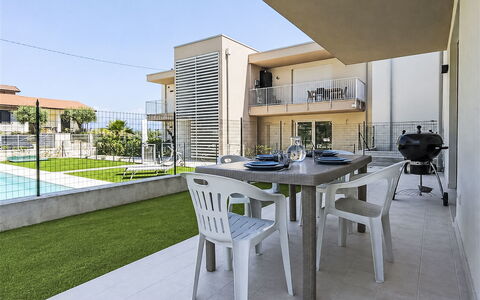 Residence Borgo Marinoni - Due: Piscina, Zona Residenziale, Terme, Ricorrere, Materiale Composito, Tempo Libero, Estate, Erba Sintetica, Hacienda, Villa