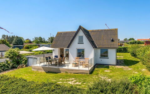 Alkmund - 100M from the Sea: Costruzione, Erba, Casa, Casa, Tetto, Zona Residenziale, Villetta, Architettura, Nube, Lotto