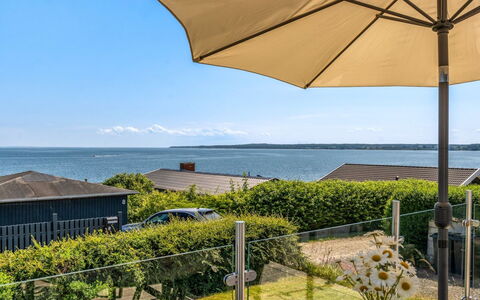 Alkmund - 100M from the Sea: Cielo, Mare, Shade, Oceano, Costa, Ombrello, Mobili Da Esterno, Sedia, Tropici, Passerella