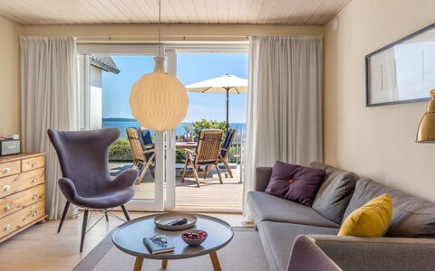 Alkmund - 100M from the Sea: Mobilia, Interior Design, Legna, Pavimentazione, Pavimento, Pavimento In Legno, Tavolo, Sedia, Casa, Soggiorno