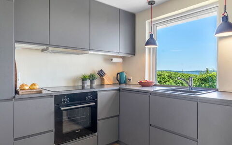 Alkmund - 100M from the Sea: Cucina, Elettrodomestico Da Cucina, Cabinetry, Controsoffitto, Apparecchio Major, Interior Design, Pavimentazione, Legna, Elettrodomestico, Cucina Stufa