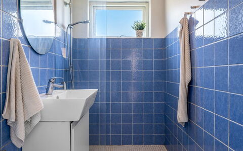 Alkmund - 100M from the Sea: Blu, Pavimentazione, Bagno, Idraulico Fixture, Pavimento, Piastrella, Materiale Composito, Idraulico, Gabinetto, Ceramica