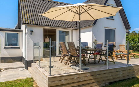 Alkmund - 100M from the Sea: Legna, Mobilia, Deck, Mobili Da Esterno, Latifoglie, Sedia, Plank, Pavimento In Legno, Shade, Portico