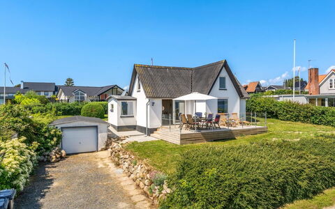Alkmund - 100M from the Sea: Costruzione, Casa, Finestra, Tetto, Casa, Zona Residenziale, Architettura, Villetta, Nube, Lotto