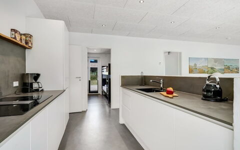 Øthi - 200M to the Fjord: Soffitto, Pavimentazione, Interior Design, Cucina, Pavimento, Controsoffitto, Appartamento, Lampada, Apparecchio Major, Piastrella